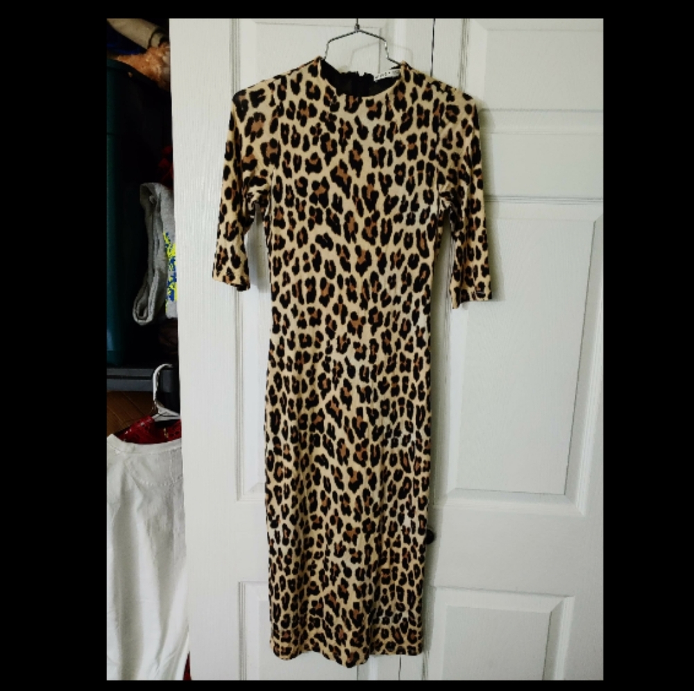 Alice and Olivia=Delora Fitted Mock Neck Midi Dres